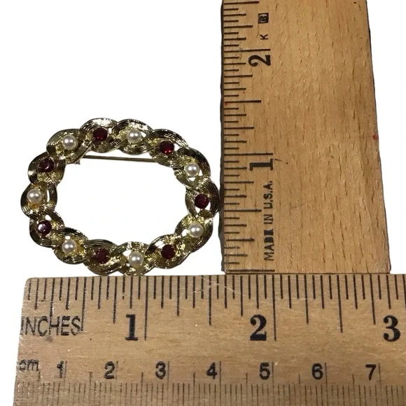 Gerrys Brooch Gold Tone Pearls Red Rhinestones Vintage - Picture 7 of 8